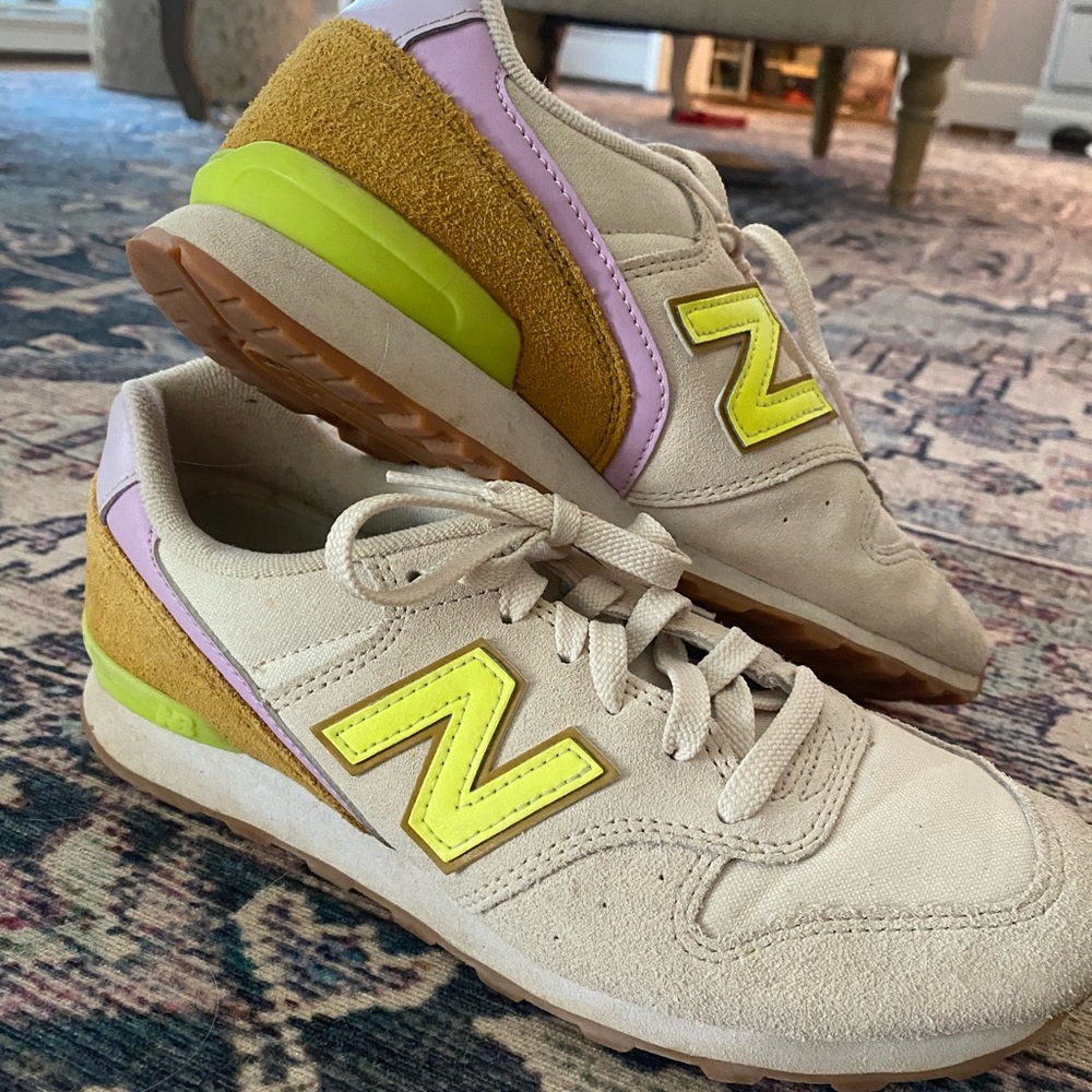 Womens New Balance sneaker LIKE NEW